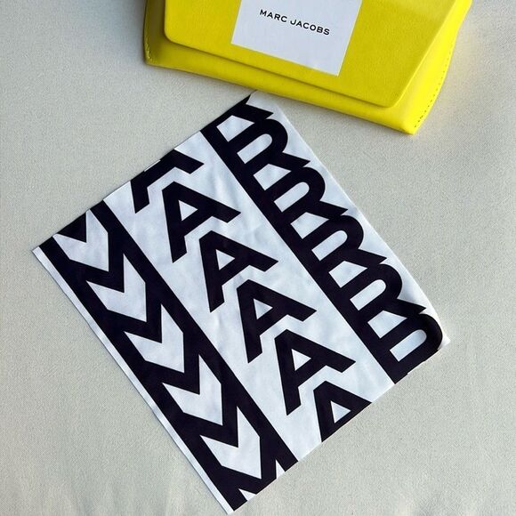 Marc Jacobs Vibrant Yellow Sunglasses Case with Geometric Cleaning cloth - Picture 7 of 11